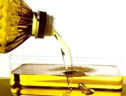 gambar minyak dituangkan dari botol ke wadah