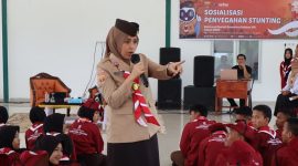 Hj Yetti Oktarina Prana saat memberikan materi sosialisasi pencegahan stunting