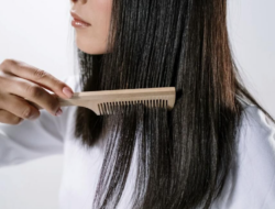 ilustrasi wanita dengan kutu rambut