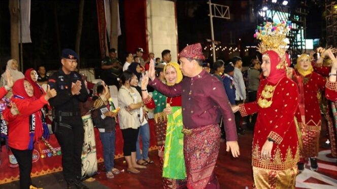 
					Kontingen Lubuklinggau Mendapat Applause Warga Makassar Saat Ikuti Pawai Budaya