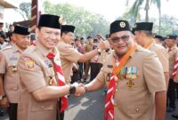 H Trisko Defriyansa terima penghargaan dari Gerakan Pramuka Kwartir Nasional yang disematkan oleh Kwartir Daerah Provinsi Sumatera Selatan Pj Gubernur Sumatera Selatan, Elen Setiadi. Foto: Amin