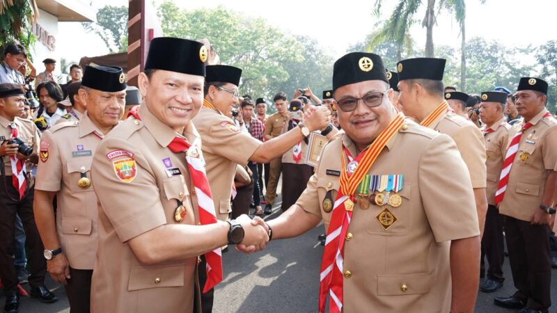 H Trisko Defriyansa terima penghargaan dari Gerakan Pramuka Kwartir Nasional yang disematkan oleh Kwartir Daerah Provinsi Sumatera Selatan Pj Gubernur Sumatera Selatan, Elen Setiadi. Foto: Amin