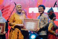 Piagam penghargaan diserahkan langsung oleh Ketua Dekranasda Provinsi Sumatera Selatan, Hj Febrita Lustia Herman Deru, dan diterima oleh Iie Sumirat, selaku Sekretaris Dinas Koperasi dan UMKM Kota Lubuk Linggau mewakili Ketua Dekranasda Kota Lubuk Linggau.