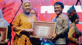 Piagam penghargaan diserahkan langsung oleh Ketua Dekranasda Provinsi Sumatera Selatan, Hj Febrita Lustia Herman Deru, dan diterima oleh Iie Sumirat, selaku Sekretaris Dinas Koperasi dan UMKM Kota Lubuk Linggau mewakili Ketua Dekranasda Kota Lubuk Linggau.