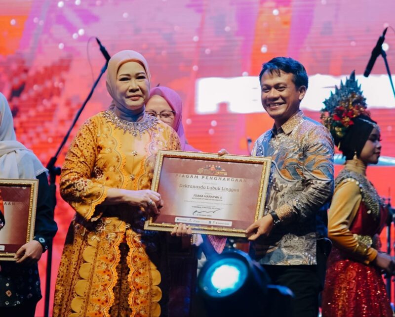 Piagam penghargaan diserahkan langsung oleh Ketua Dekranasda Provinsi Sumatera Selatan, Hj Febrita Lustia Herman Deru, dan diterima oleh Iie Sumirat, selaku Sekretaris Dinas Koperasi dan UMKM Kota Lubuk Linggau mewakili Ketua Dekranasda Kota Lubuk Linggau.