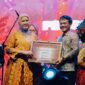 Piagam penghargaan diserahkan langsung oleh Ketua Dekranasda Provinsi Sumatera Selatan, Hj Febrita Lustia Herman Deru, dan diterima oleh Iie Sumirat, selaku Sekretaris Dinas Koperasi dan UMKM Kota Lubuk Linggau mewakili Ketua Dekranasda Kota Lubuk Linggau.