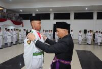 Wali Kota Lubuk Linggau, H Rachmat Hidayat secara resmi mengukuhkan dan melantik 76 siswa-siswi sebagai Pasukan Pengibar Bendera Pusaka (Paskibraka) Kota Lubuk Linggau tahun 2025. Prosesi pengukuhan berlangsung khidmat di Gedung Kesenian Lubuk Linggau, Jumat (15/8/2025).
