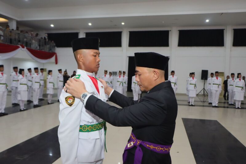 Wali Kota Lubuk Linggau, H Rachmat Hidayat secara resmi mengukuhkan dan melantik 76 siswa-siswi sebagai Pasukan Pengibar Bendera Pusaka (Paskibraka) Kota Lubuk Linggau tahun 2025. Prosesi pengukuhan berlangsung khidmat di Gedung Kesenian Lubuk Linggau, Jumat (15/8/2025).
